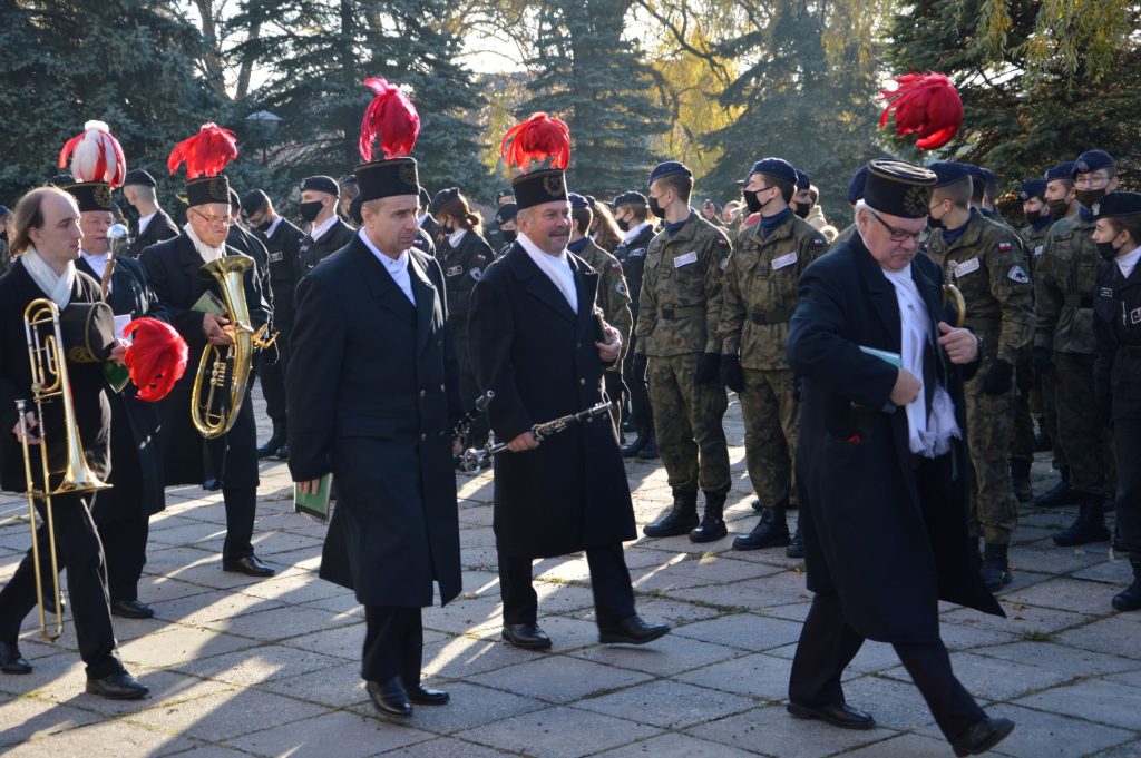 Orkiestr opuszcza Kościół. Dekoracja.