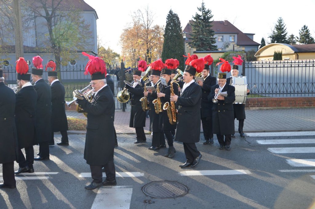 Rozpoczęcie marszu na cmentarz. Dekoracja.