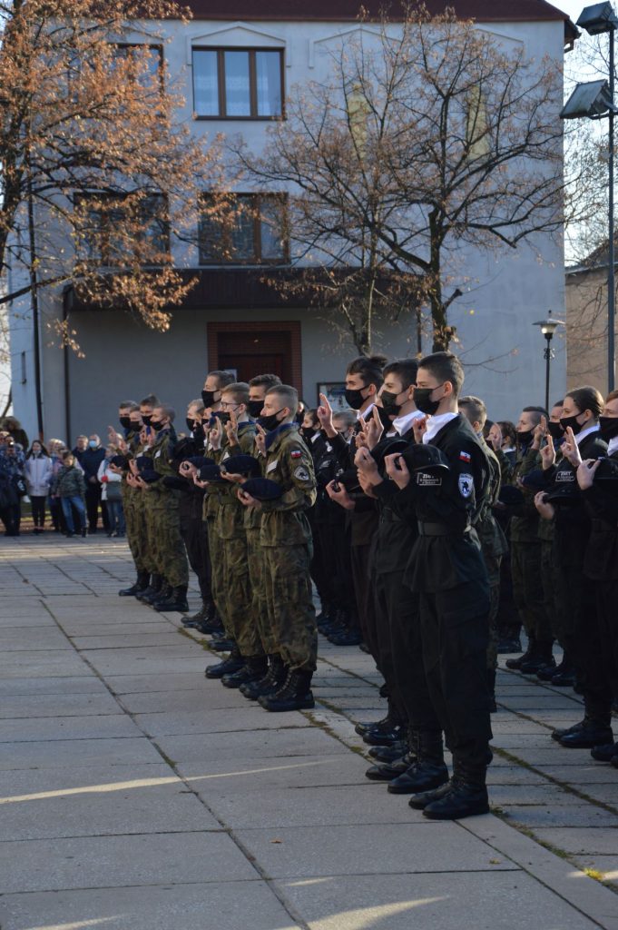 Składanie ślubowania przez młodzież. Dekoracja.