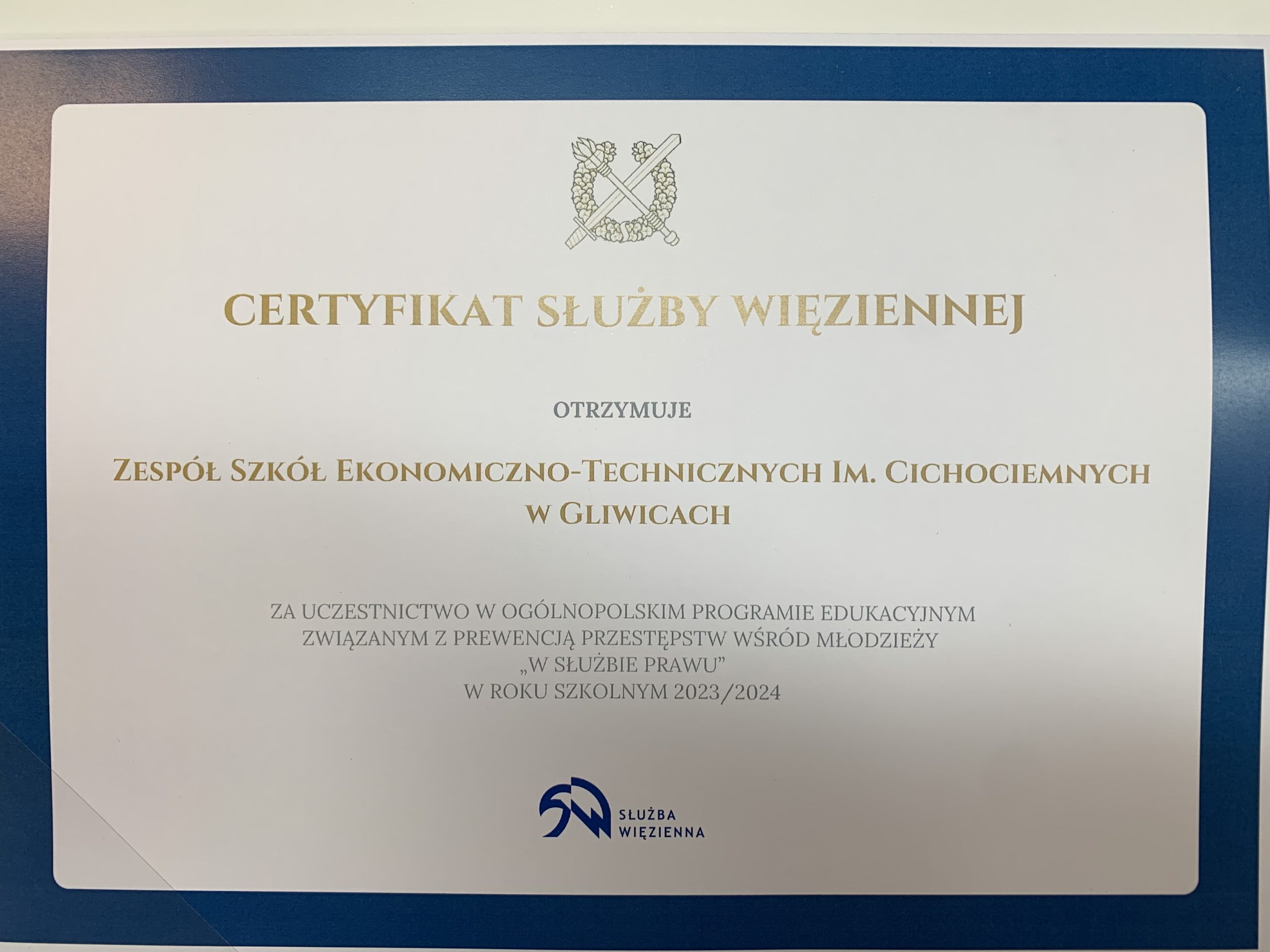 W środę, 25 października br. uczniowie klasy III A wraz z opiekunami- p. Katarzyną Tatol-Gąbka i p. Katarzyną Majczak-Buk uczestniczyli w Ogólnopolskim Programie Edukacyjnym związanym z prewencją przestępstw wśród młodzieży ”W służbie prawu” . Zajęcia odbywały się na terenie Aresztu Śledczego w Gliwicach i miały na celu zapoznanie uczniów z procedurami i funkcjonowaniem zakładu. Zespół Szkół Ekonomiczno-Technicznych otrzymał CERTYFIKAT SŁUŻBY WIĘZIENNEJ.